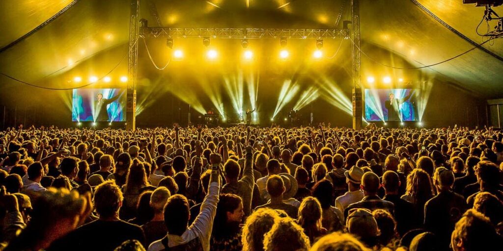 فريق Bombina Events ينظم فعالية مهنية مع شاشات تفاعلية، يبرز التخطيط الاستراتيجي للفعاليات المؤسسية.